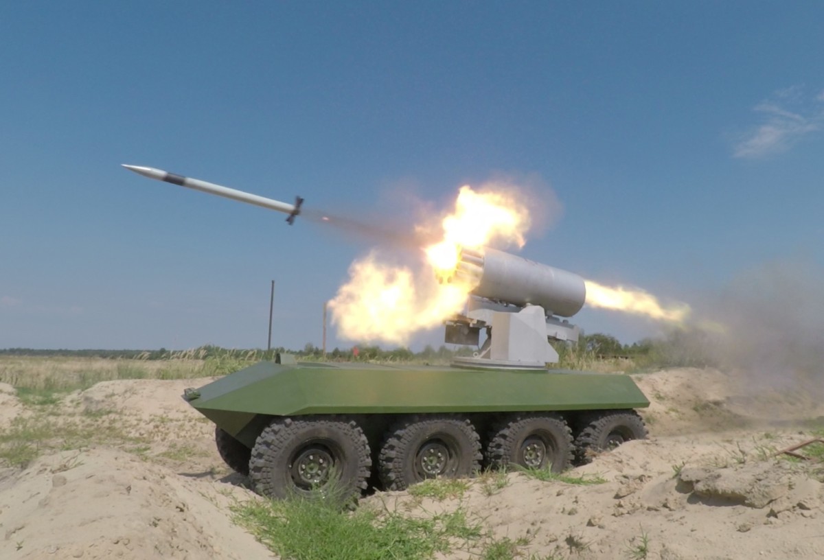 В Украине испытали беспилотный БТР 8х8 с ракетами типа «Град»