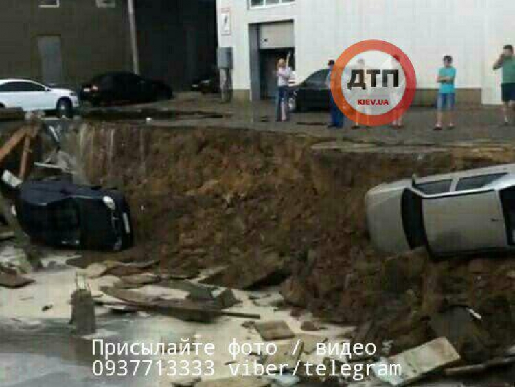 В Киеве сразу три автомобиля провалились в яму
