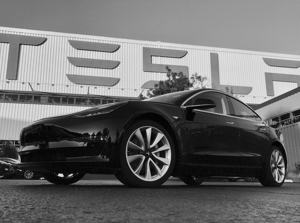 Первая серийная Tesla Model 3 2018: официальные фото электрокара