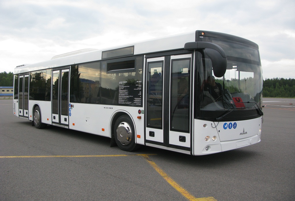 Низкопольный автобус МАЗ-203015 с мостами ZF, автоматической коробкой передач ZF EcoLife и турбодизелем Mercedes-benz OM926LA мощностью 326 л. с.