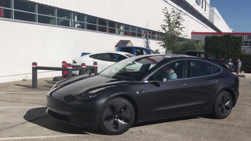Появились первые живые фото и видео серийной Tesla Model 3