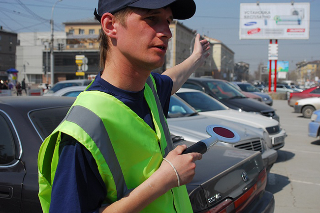 Парковщикам Киева запретили брать деньги у водителей