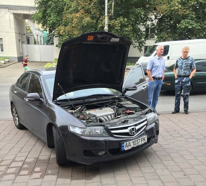 В Киеве девушка на Honda перепутала передачи и протаранила бизнес-центр