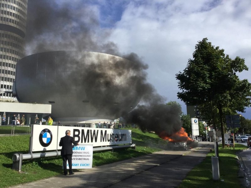 Седан BMW 7 подожгли прямо у заводского музея