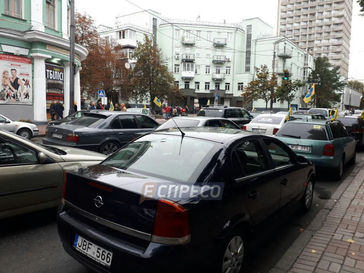 Сторонники авто на еврономерах заблокировали центр Киева