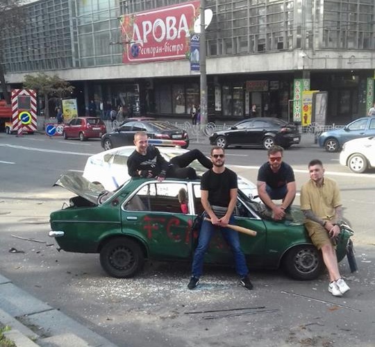 В Киеве на глазах у полиции разбили неправильно припаркованный авто