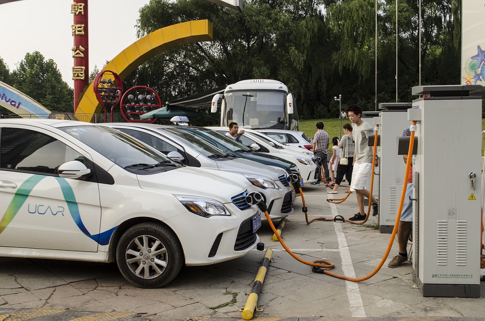 Китай заставит автопроизводителей выпускать электромобили и гибриды