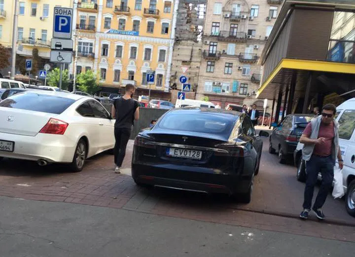 Какие редкие и необычные авто на еврономерах завозят в Украину