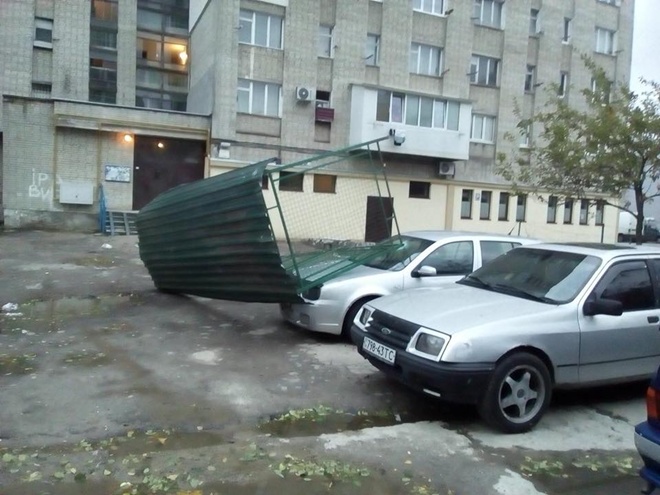 Ураган в Украине: разбитые авто и перекрытые дороги