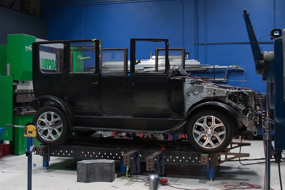 Столетний Mitsubishi превратили в современный гибрид Столетний Mitsubishi превратили в современный гибрид