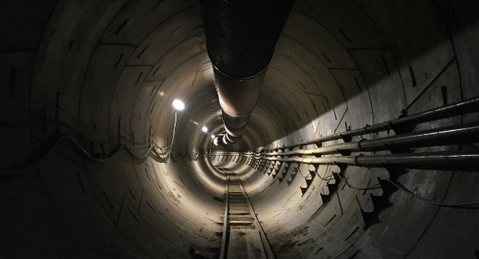Илон Маск показал первый скоростной подземный тоннель для авто