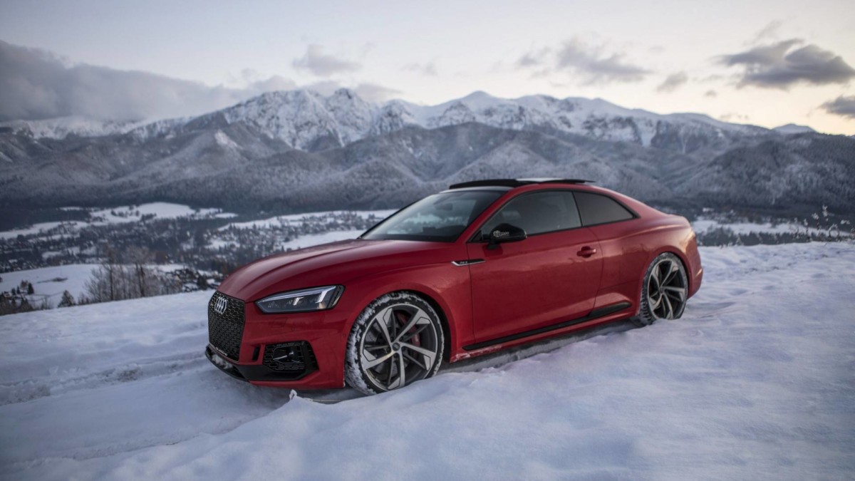 Заряженные купе Audi испытали на заснеженных горных склонах (видео)