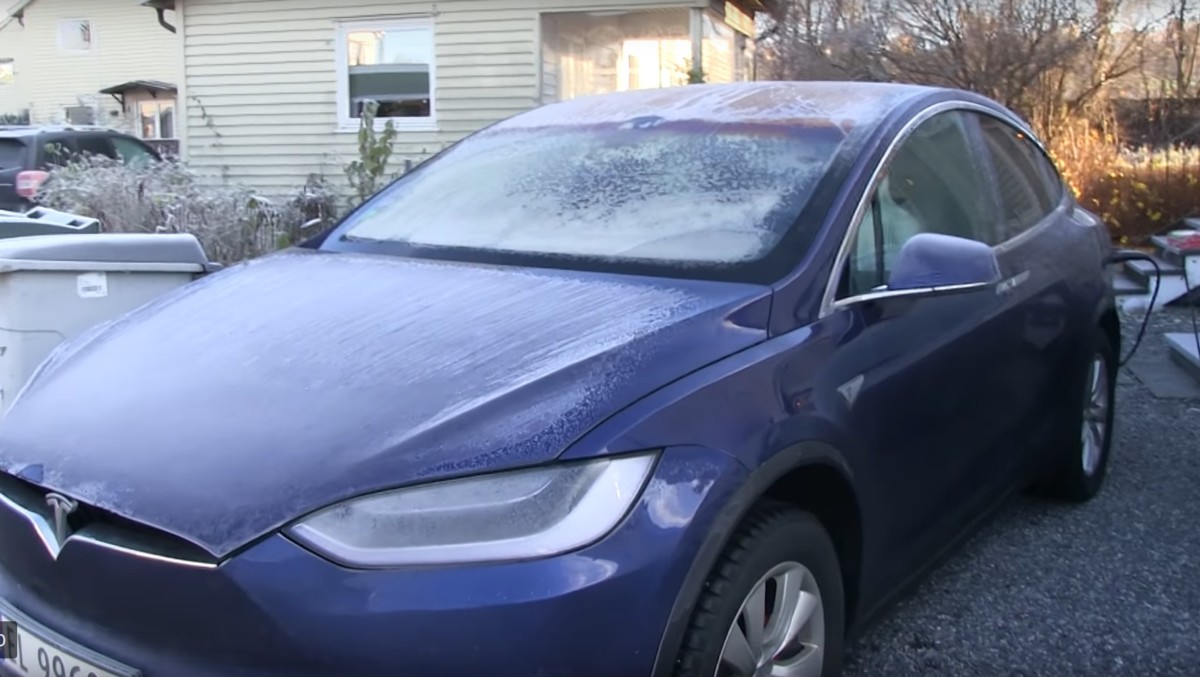 Как ведет себя электромобиль в мороз (видео)