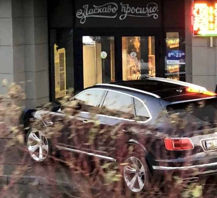 В Киеве засняли героя парковки на самом дорогом внедорожнике в мире В Киеве засняли героя парковки на самом дорогом внедорожнике в мире