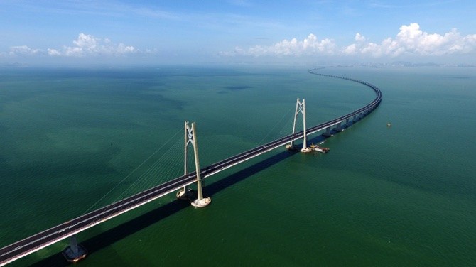 Самый большой мост в мире запустили в эксплуатацию (видео)