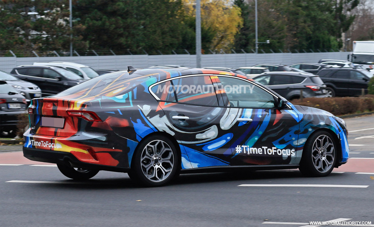 Новый седан Ford Focus рассекречен во время тестов Новый седан Ford Focus рассекречен во время тестов