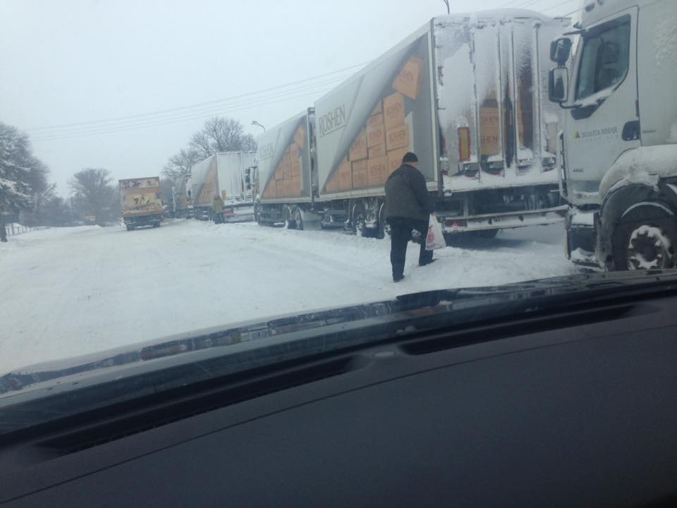 Снегопад в Украине: въезды в Киев и ключевые трассы остаются заблокированными