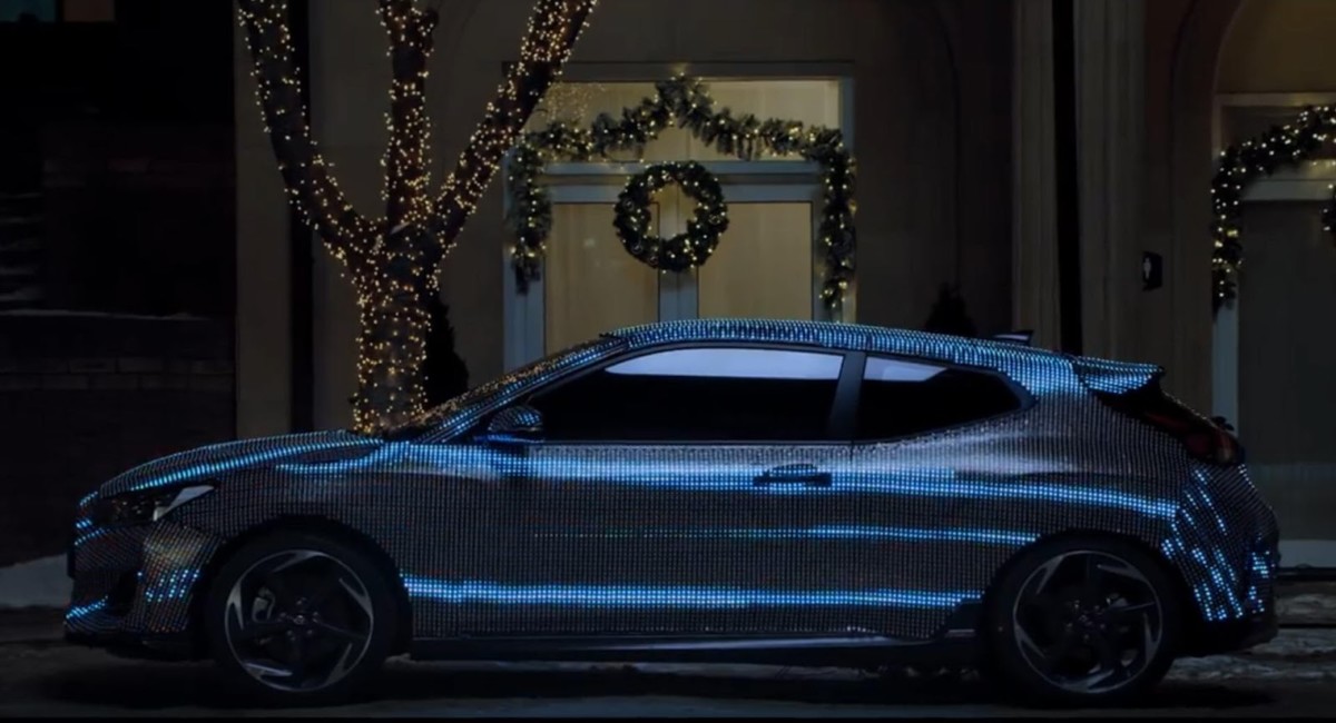 Новейшее купе Hyundai превратили в новогоднюю гирлянду (видео)