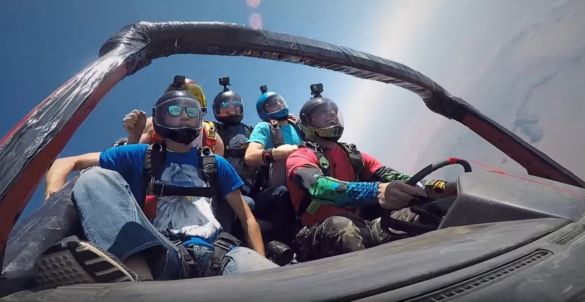 Команда смельчаков выпрыгнула с самолета на авто Команда смельчаков выпрыгнула с самолета на авто