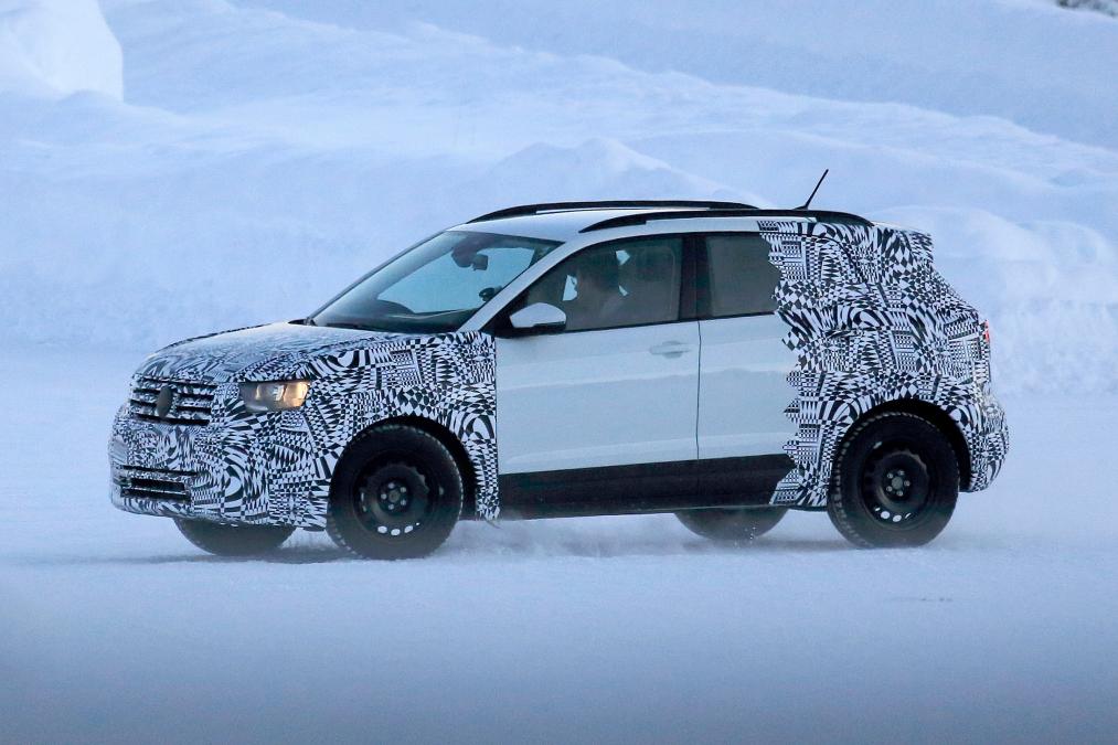 Самый маленький кроссовер Volkswagen заметили на тестах Самый маленький кроссовер Volkswagen заметили на тестах