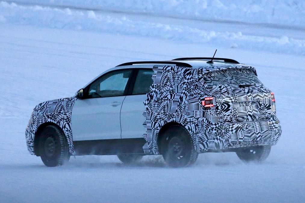 Самый маленький кроссовер Volkswagen заметили на тестах Самый маленький кроссовер Volkswagen заметили на тестах