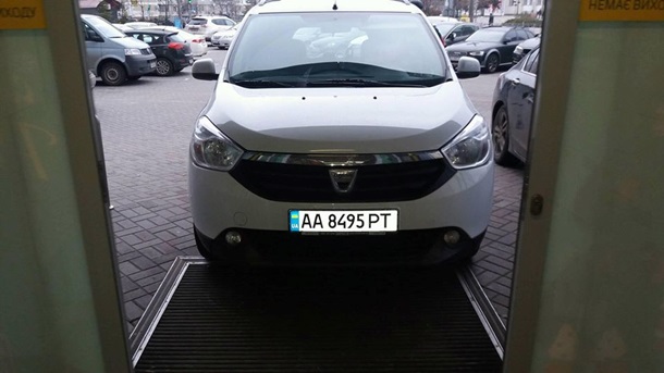 Герой парковки заблокировал вход в киевский супермаркет