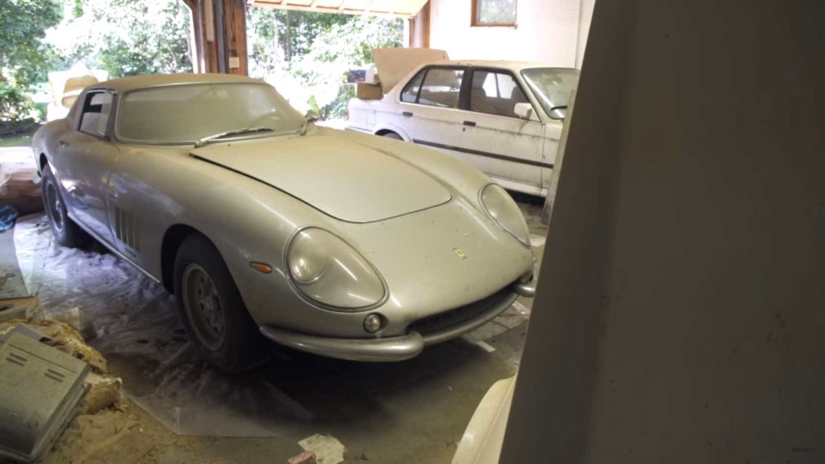 Редчайшие спорткары 25 лет простояли в старом гараже Редчайшие спорткары 25 лет простояли в старом гараже