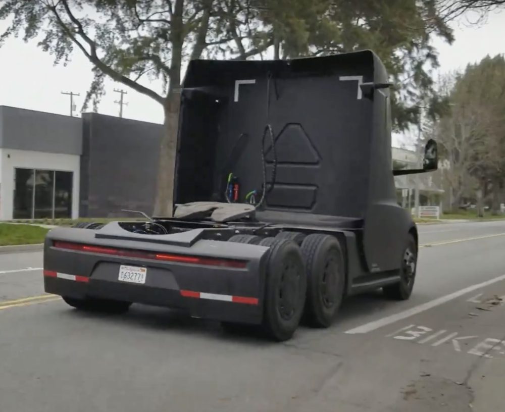 Электрогрузовик Tesla Semi засняли на дорогах