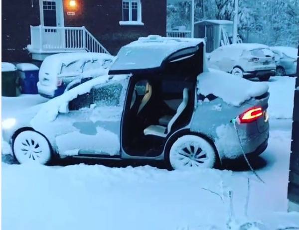 Как ведет себя электромобиль Tesla в 40-градусный мороз