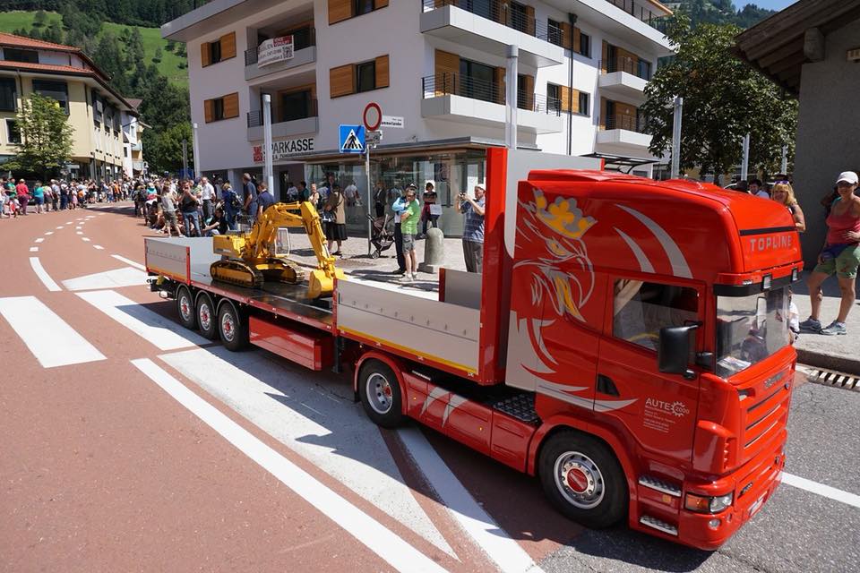 Масштабная модель тягача Scania в масштабе 1:2,3 с полуприцепом и экскаватором