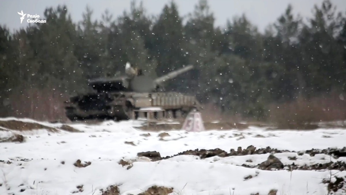 украинские танкисты проходят обучение на Яворивском полигоне