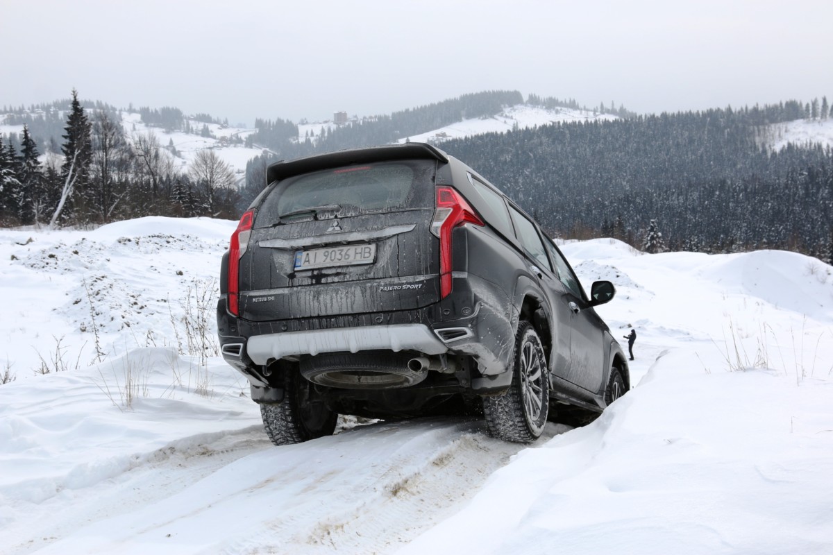 Что делает Mitsubishi Pajero Sport настоящим борцом с бездорожьем
