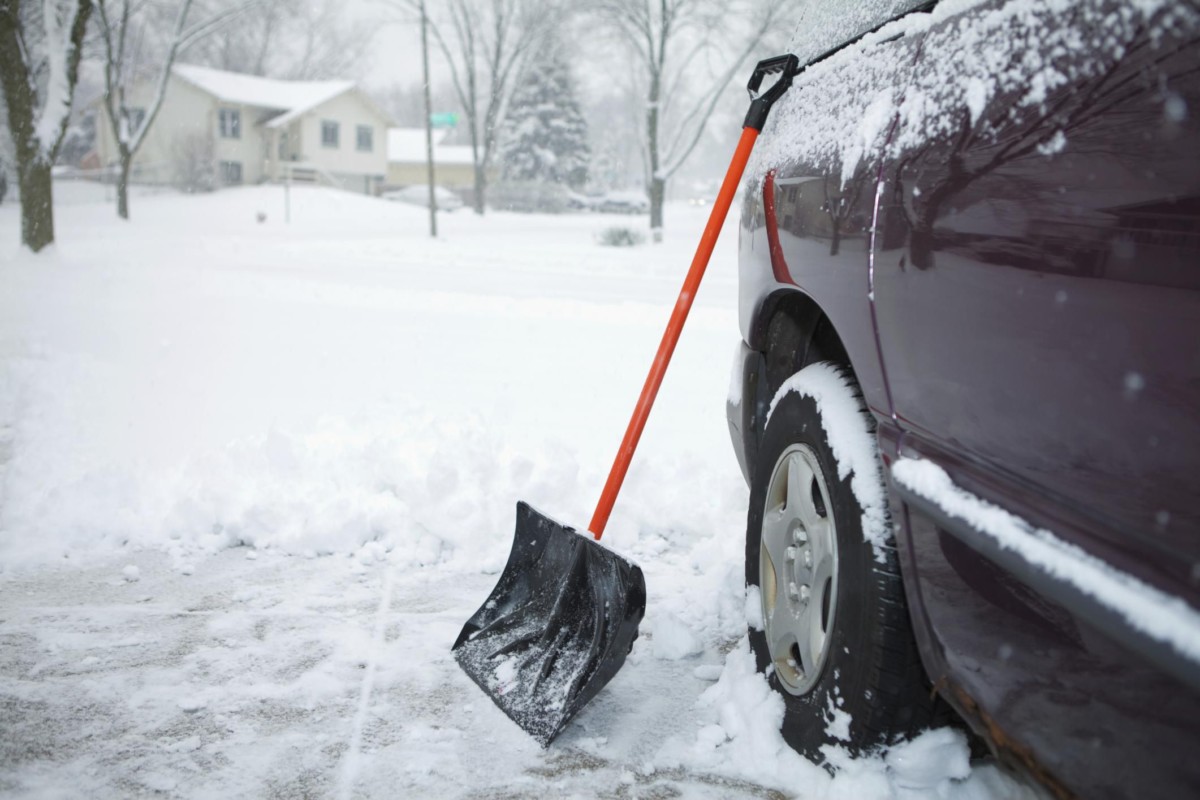 Убрать снег и лед с кузова машины - неправильный инструмент