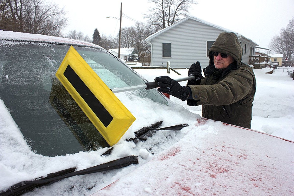 Убрать снег и лед с кузова машины - правильный инструмент