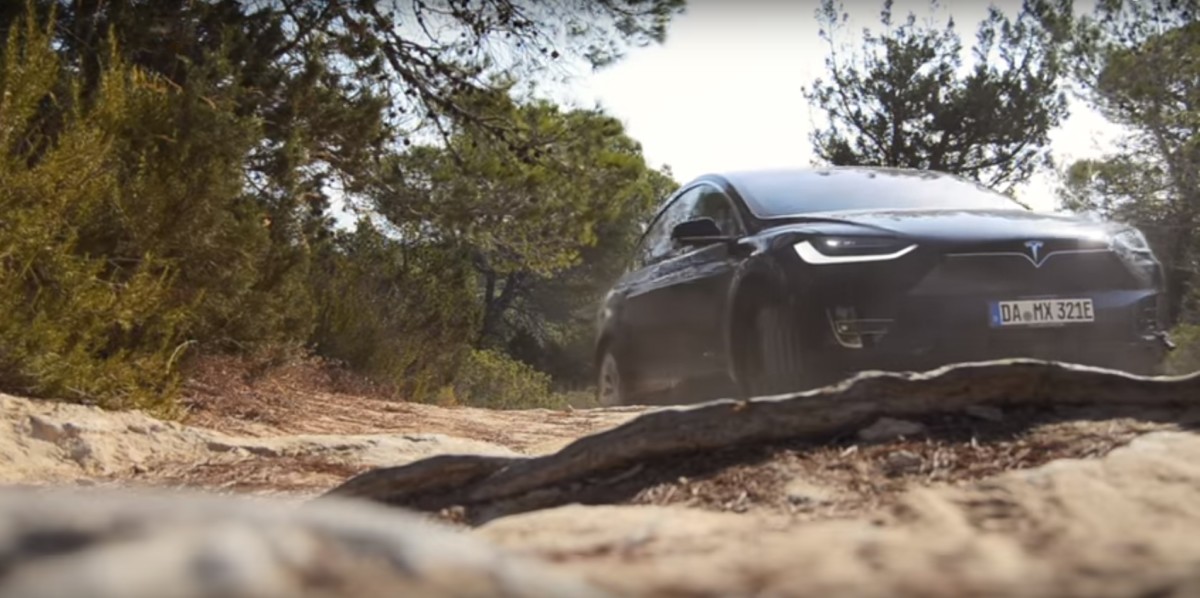 Электрокроссовер Tesla Model X проверили на бездорожье Электрокроссовер Tesla Model X проверили на бездорожье