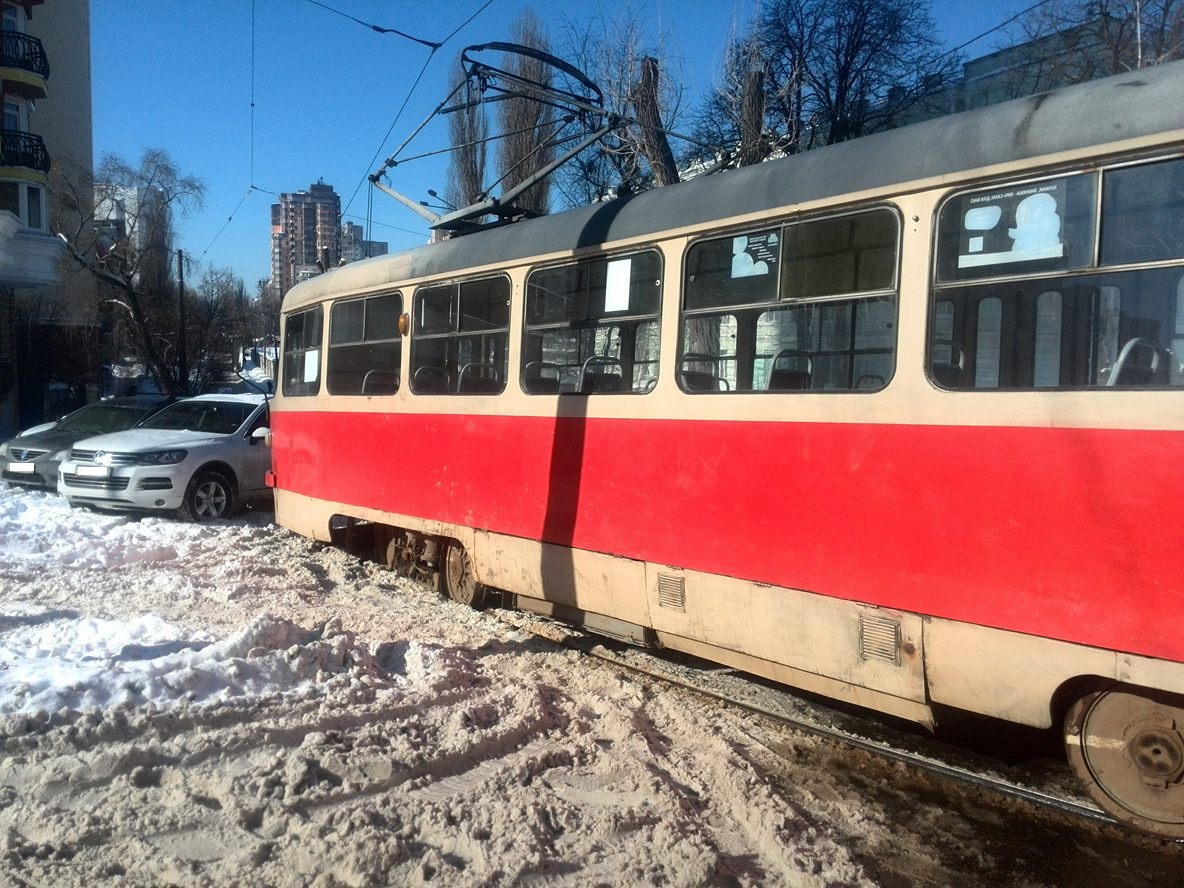Автомобили заблокировали трамвай