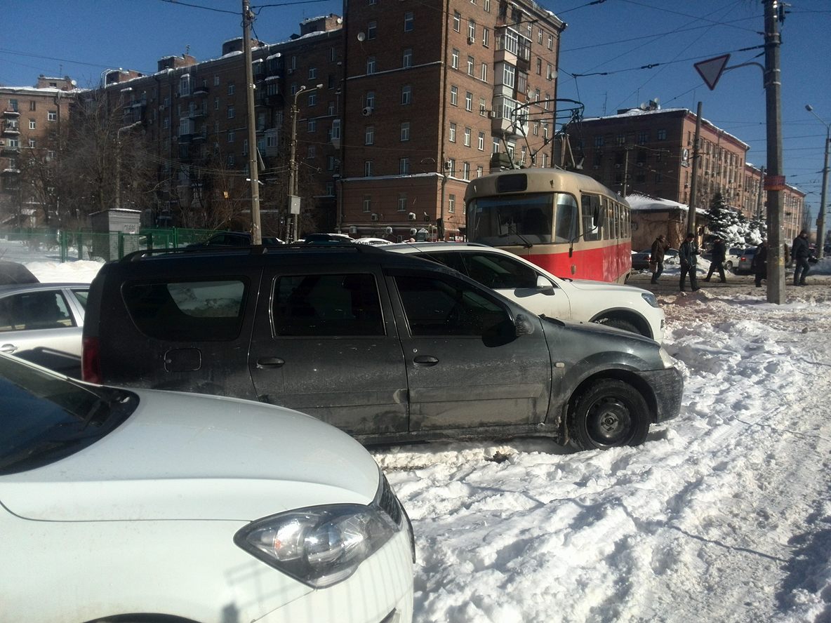 Автомобили заблокировали трамвай