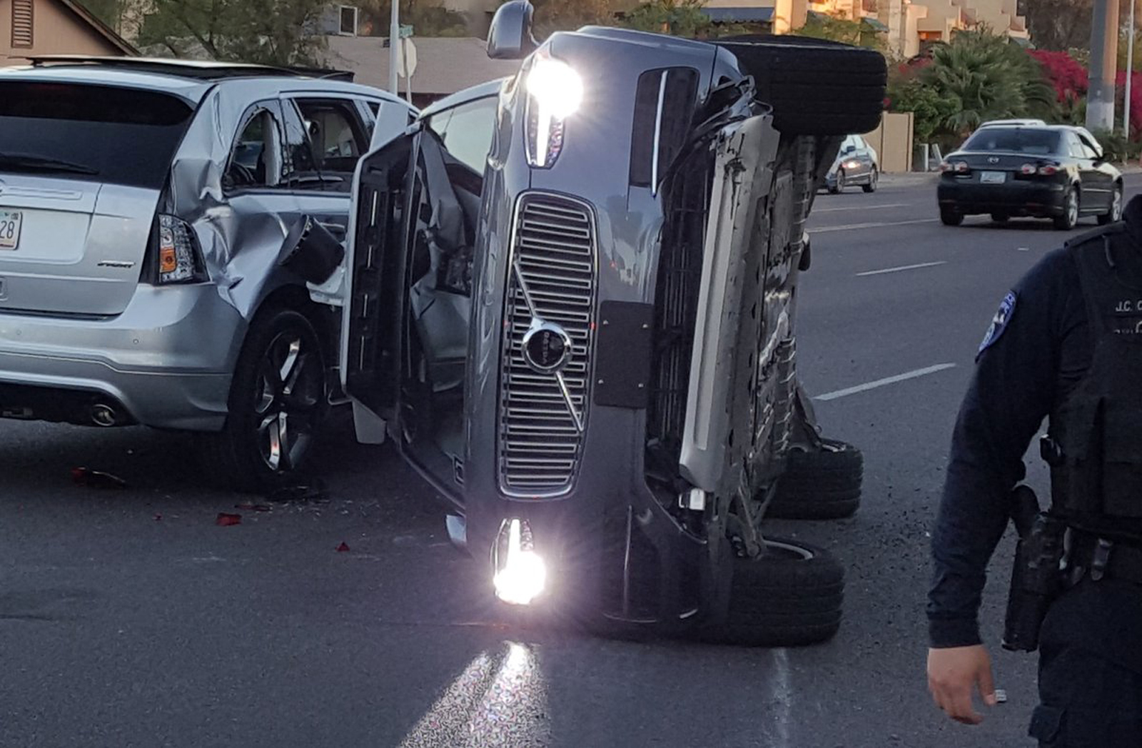 беспилотный автомобиль Uber попал в аварию 2017