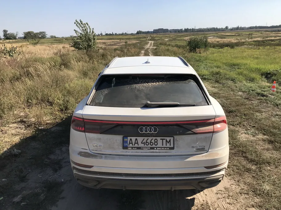 Audi Q8 вид сзади