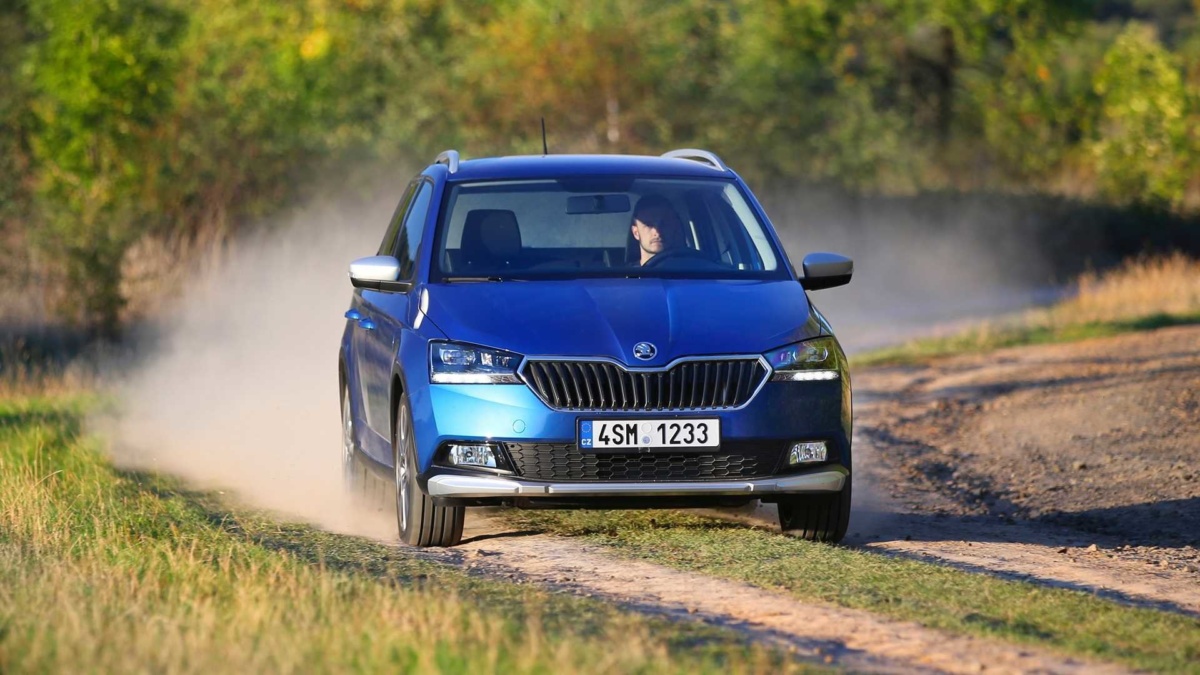 Skoda Fabia вслед за старшими братьями и сестрами примерила обновленную рабочую одежду. Ну как сидит?