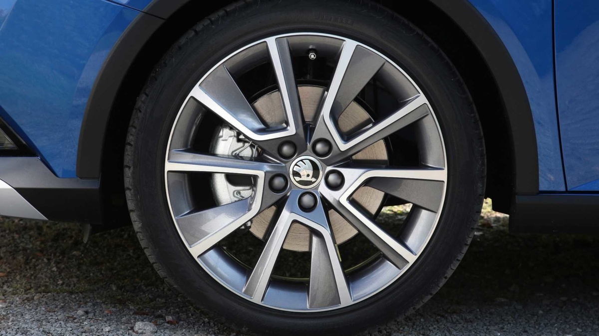 Skoda Fabia вслед за старшими братьями и сестрами примерила обновленную рабочую одежду. Ну как сидит?