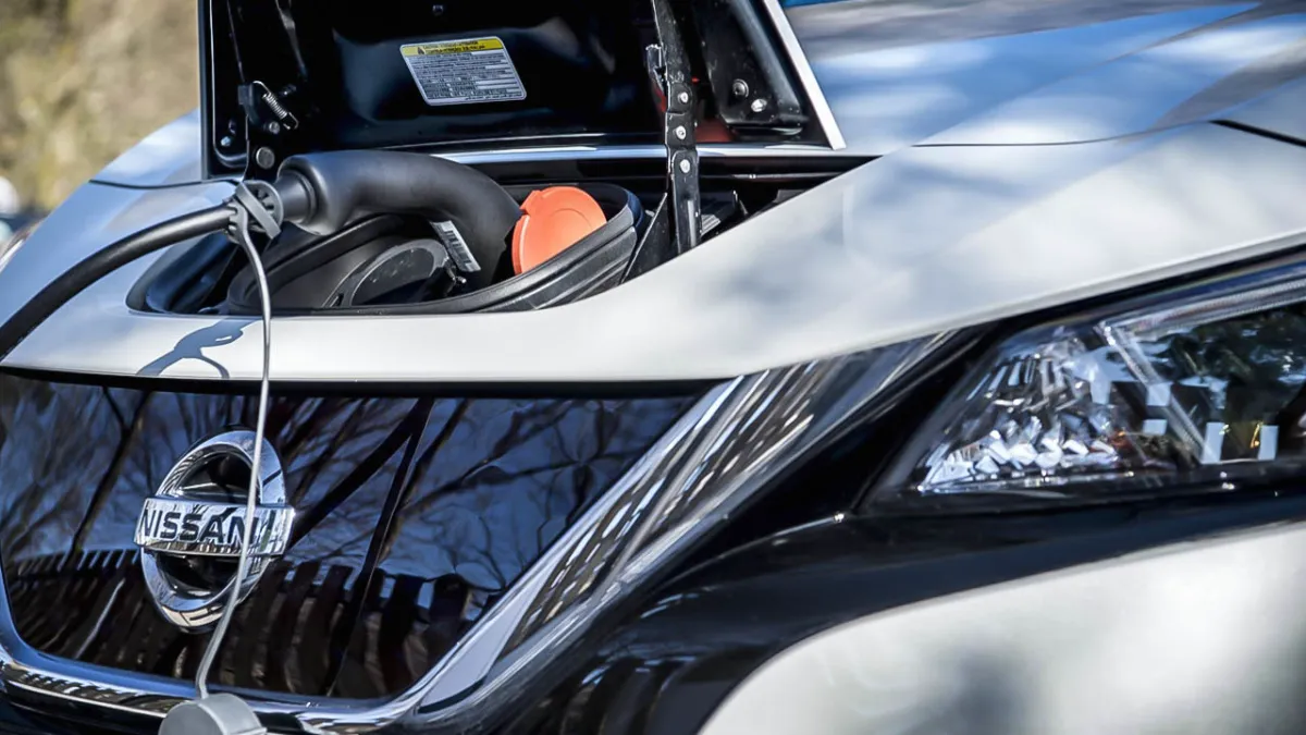 У базовой версии Nissan Leaf e-plus оказался зарядка