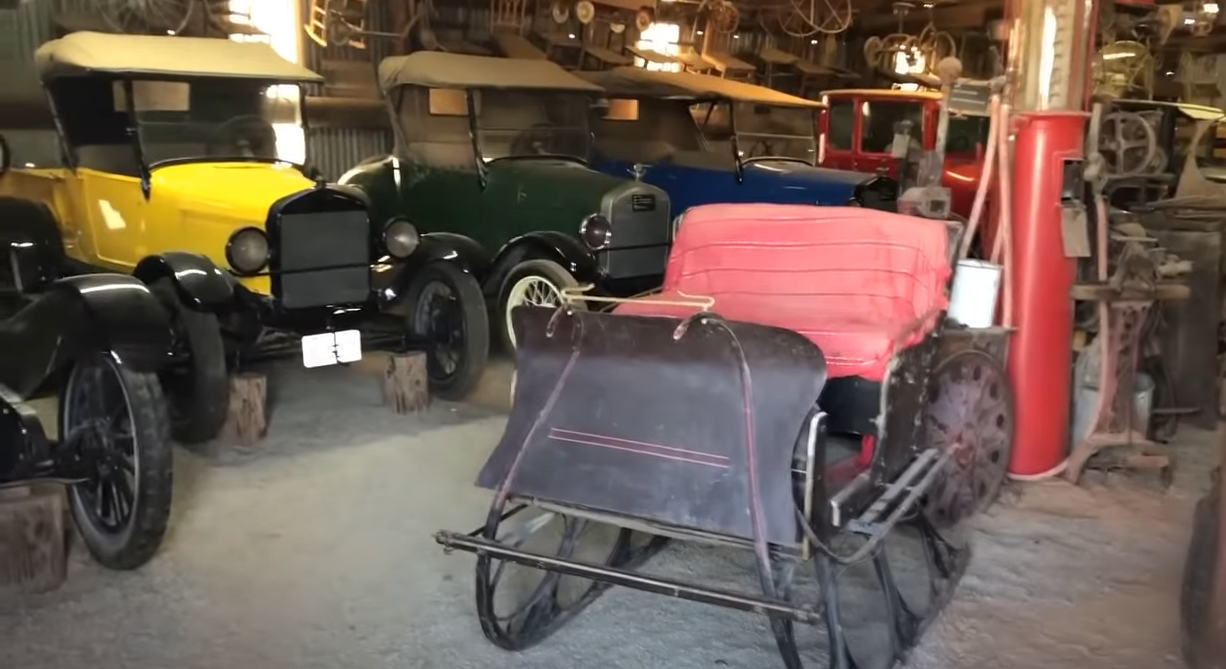 Забытую коллекцию 100-летних автомобилей нашли в пыльном амбаре 2