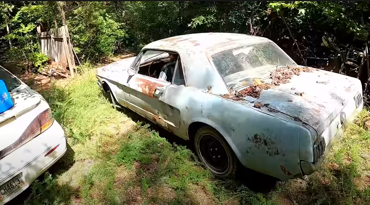 Священник возвращает с того света старые автомобили (видео) 2