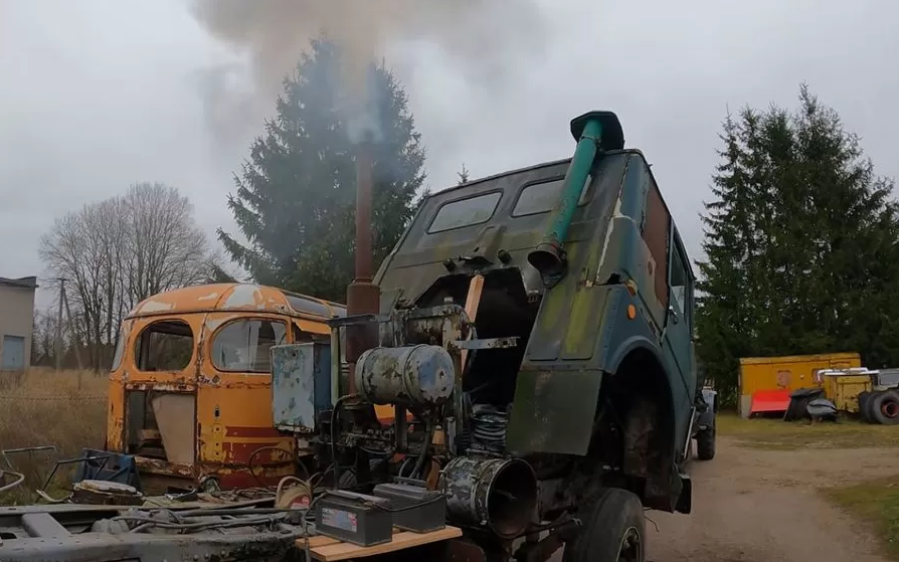 Старый ржавый грузовик МАЗ завели после длительного простоя (видео) 2