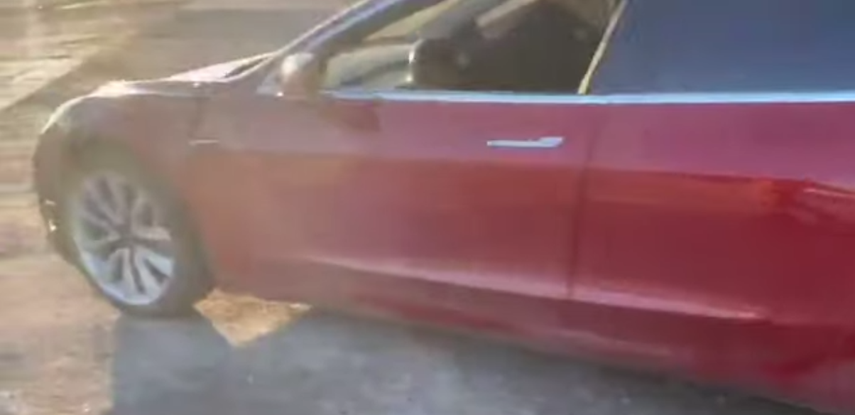 В Мариуполе обнаружили почти целую Tesla Model 3 (видео) 2