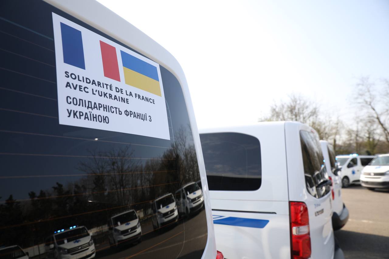 Франция передала Украине пожарные автомобили и новые кареты скорой помощи 2