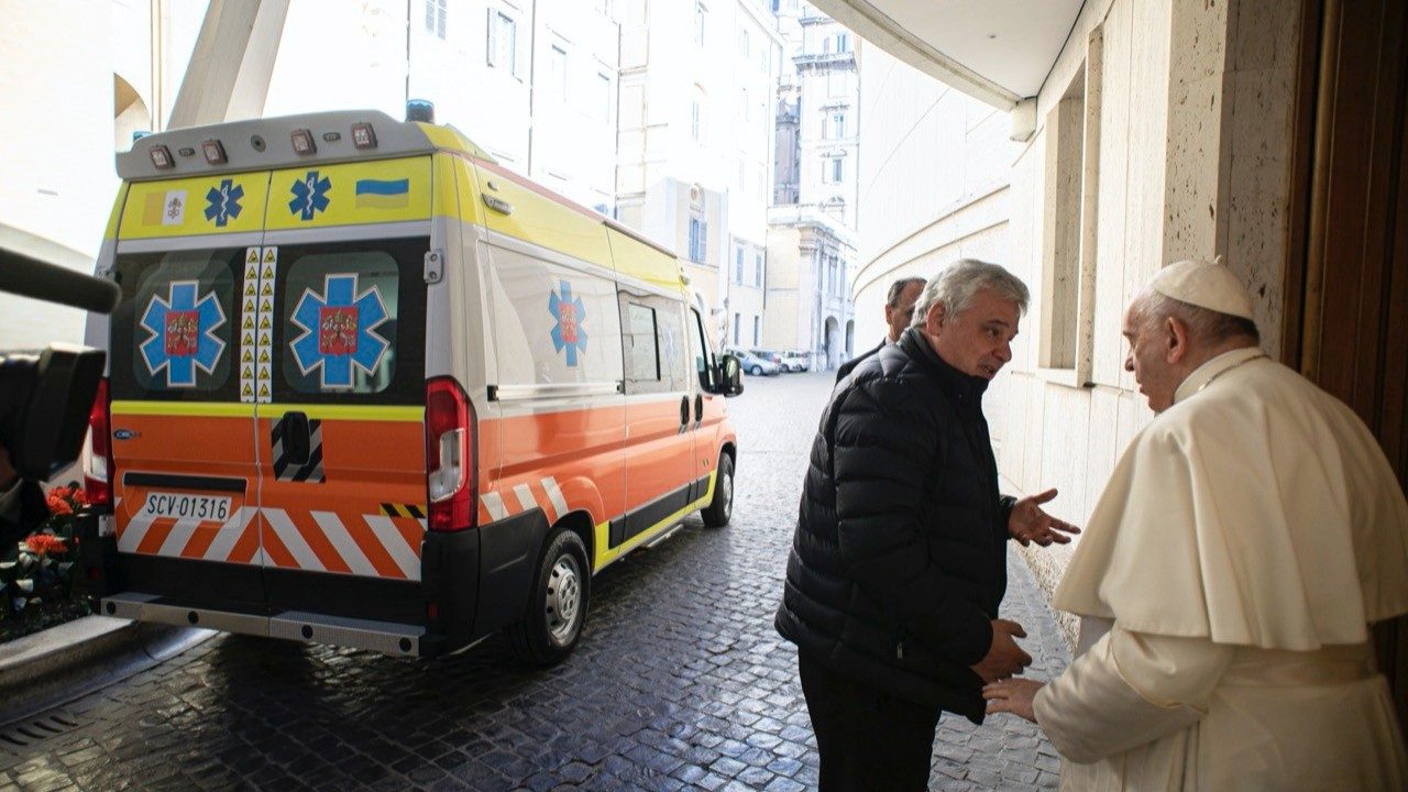 В Украину доставлен автомобиль – подарок от Папы Римского 2