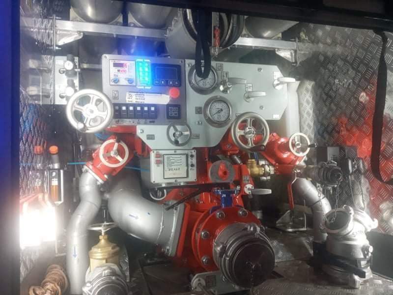 Новейшая мощная пожарная техника украинского производства помогает устранять пожары на НПЗ 2