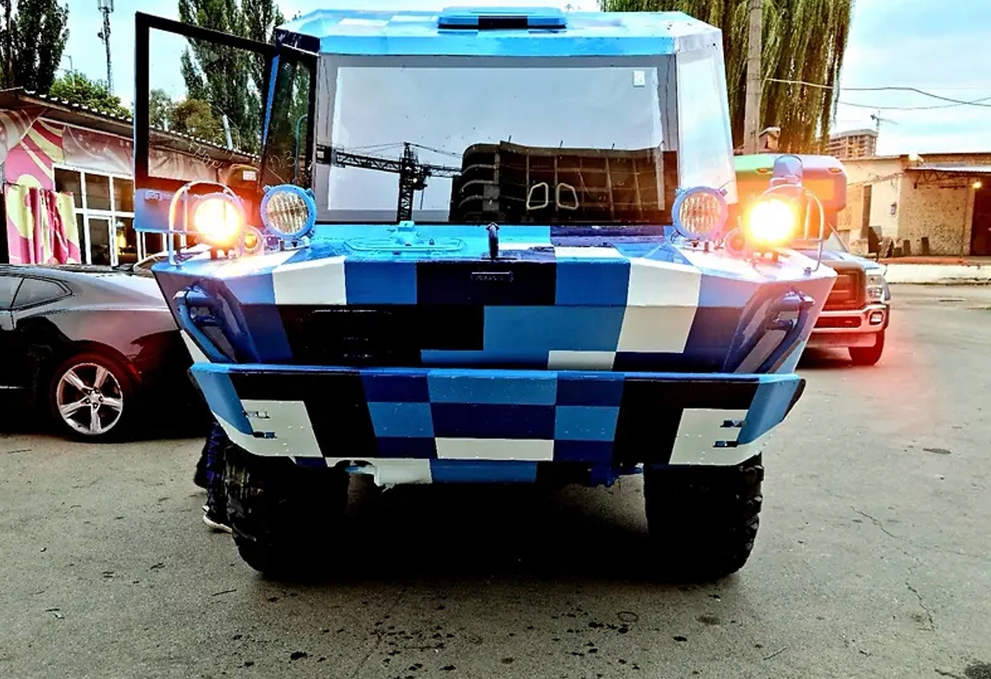 В Киеве продается уникальная бронемашина с комфортом лимузина 1